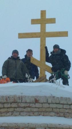 Альпинисты, установившие крест на храме в д. Ивановское