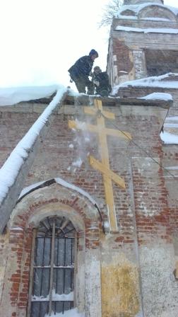Установка креста на храме в Ивановском
